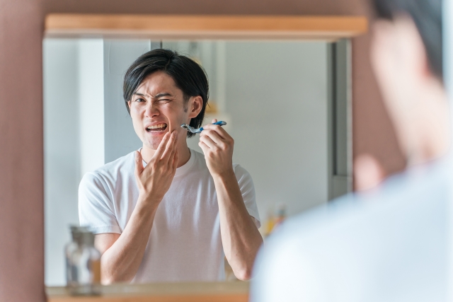 髭剃りをしている男性